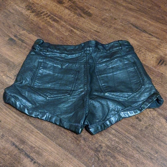 H&M divided faux leather shorts - Picture 2 of 3